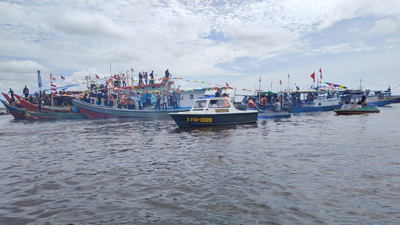 Pastikan Sitkamtibmas Lancar Pada Saat Syukuran Laut Di Kuala Jelai, Ditpolairud Laksanakan Pengamanan
