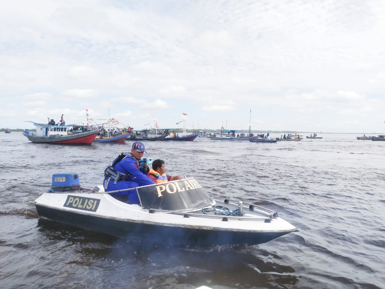Pastikan Sitkamtibmas Lancar Pada Saat Syukuran Laut Di Kuala Jelai, Ditpolairud Laksanakan Pengamanan
