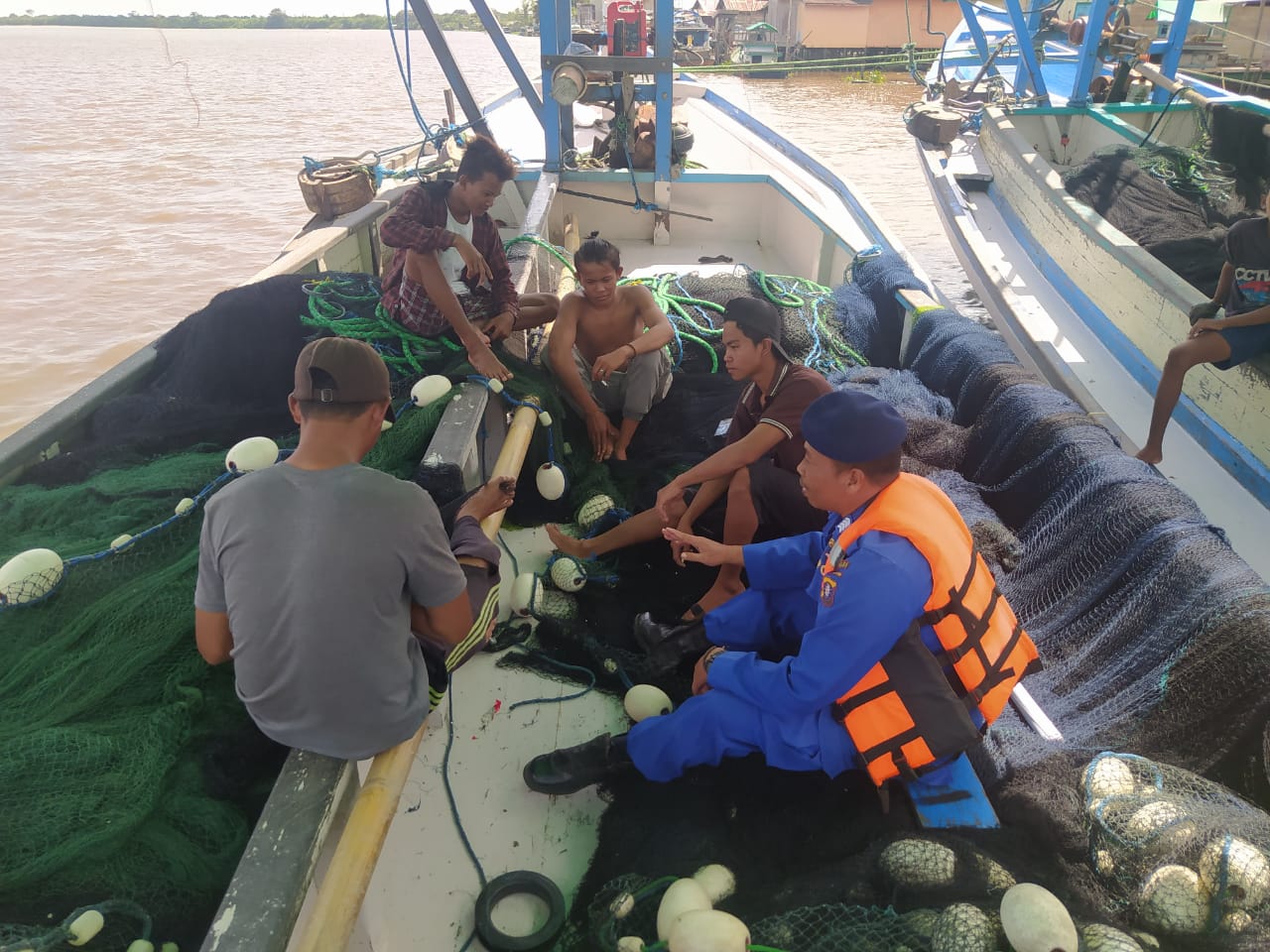 Edukasi Para Nelayan, Personel Ditpolairud Beri Imbauan Bahaya Narkoba
