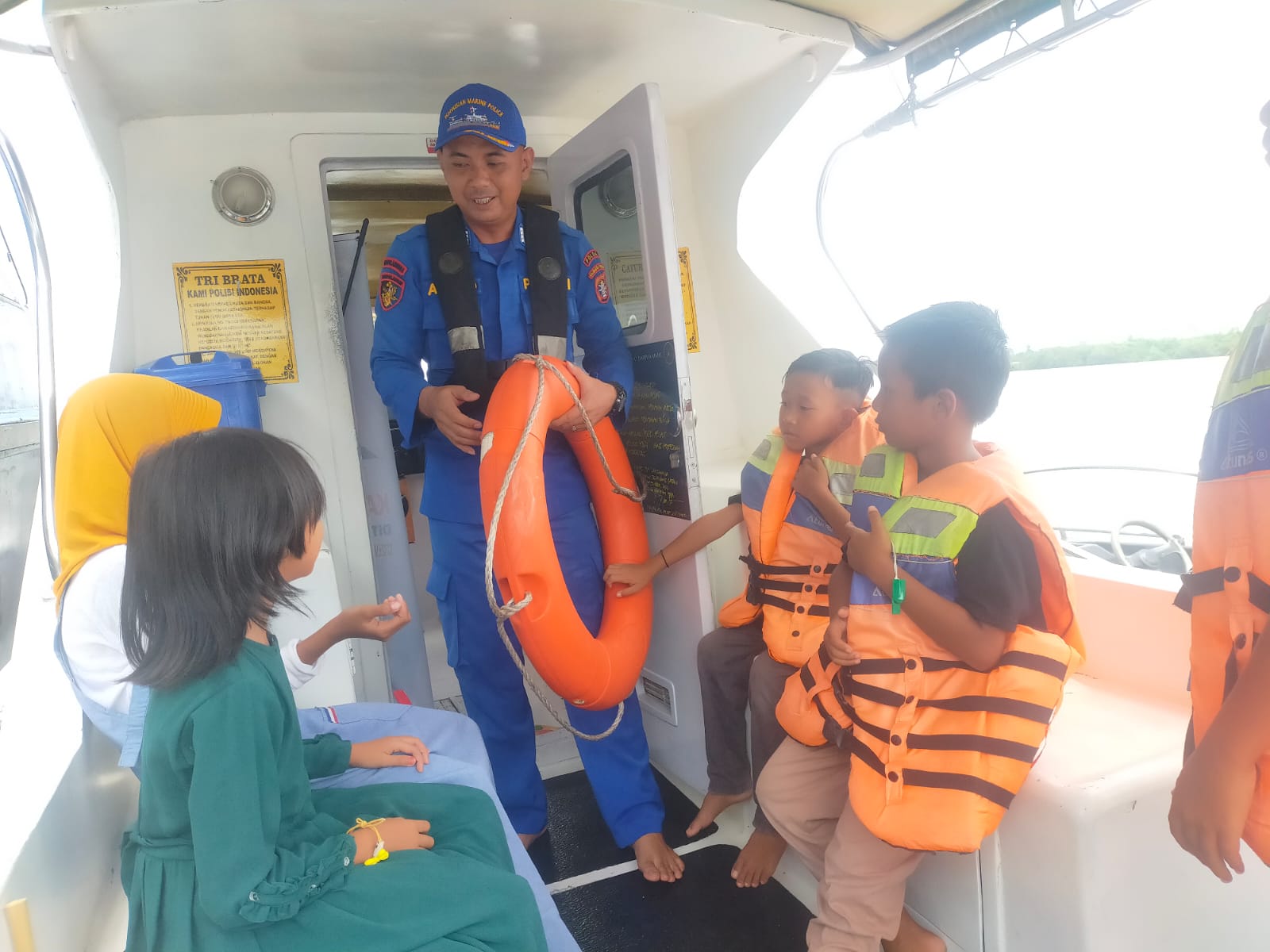 Anak-anak Bantaran Sungai Mentaya Dikenalkan Dengan Alat Keselamatan Diatas Kapal