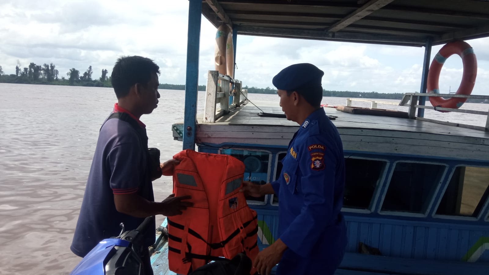 Periksa Alat Keselamatan Diatas Kapal, Ditpolairud Tekankan Nahkoda Kapal Fery Di Samuda Untuk Patuhi Peraturan