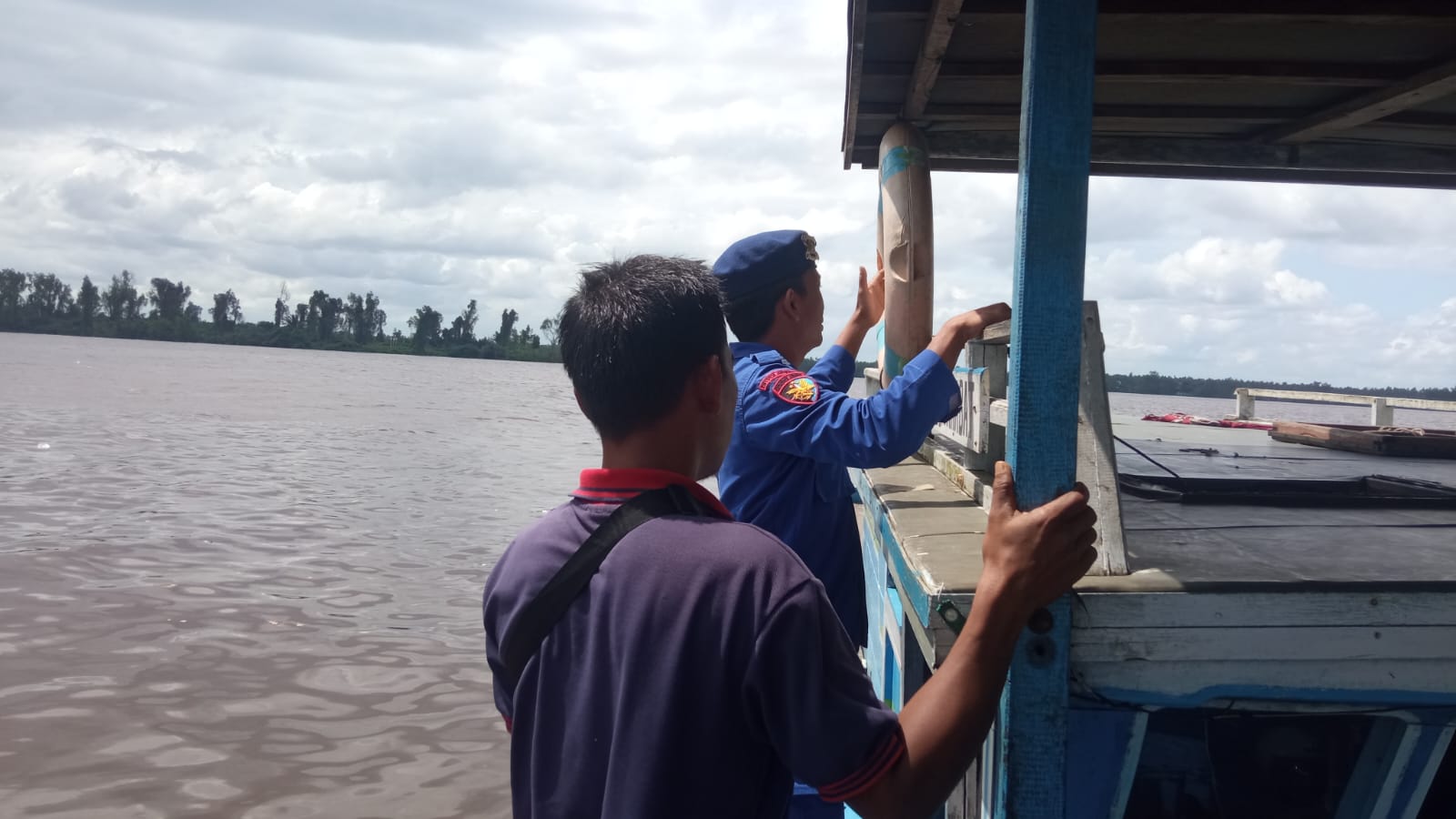 Periksa Alat Keselamatan Diatas Kapal, Ditpolairud Tekankan Nahkoda Kapal Fery Di Samuda Untuk Patuhi Peraturan