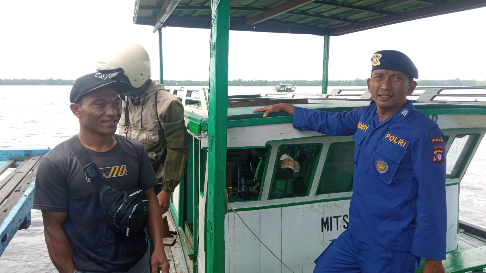 Periksa Alat Keselamatan Diatas Kapal, Ditpolairud Tekankan Nahkoda Kapal Fery Di Samuda Untuk Patuhi Peraturan