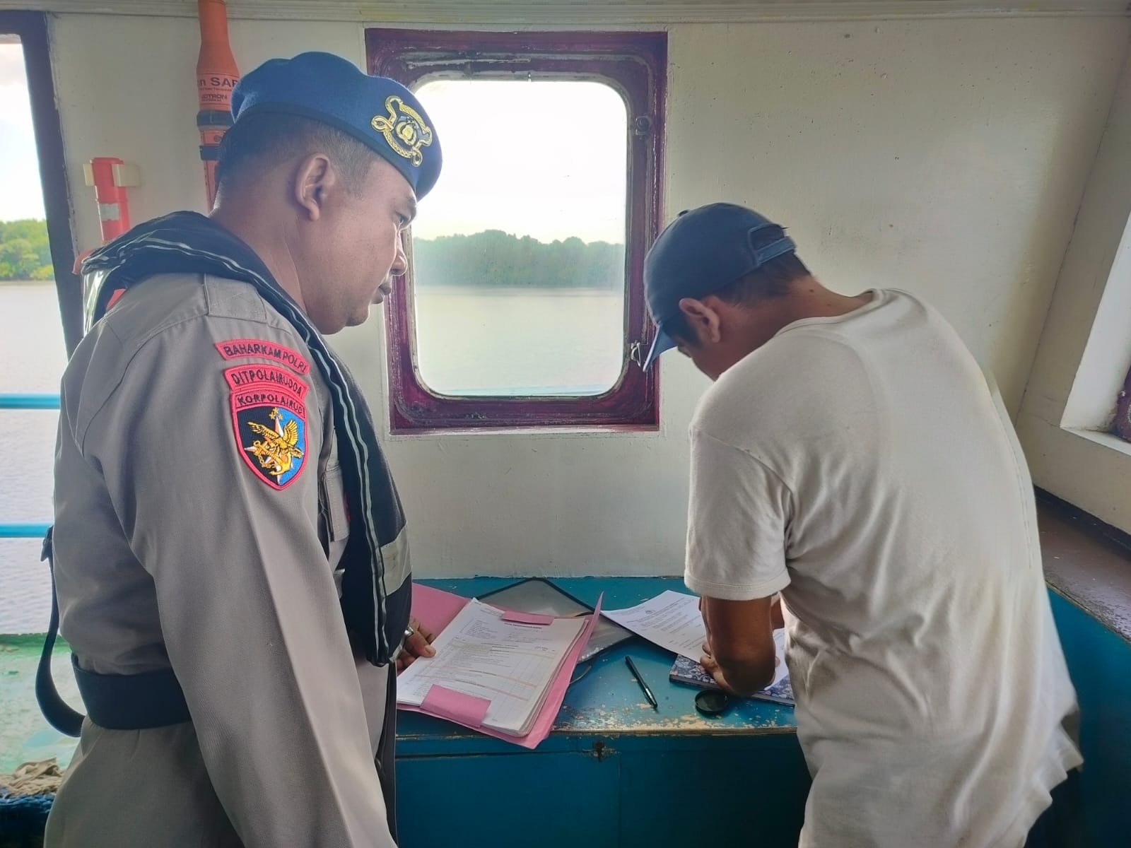 Ditpolairud Laksanakan Patroli Perairan Dan Sosialisasi Keselamatan Berlayar di Das Kumai