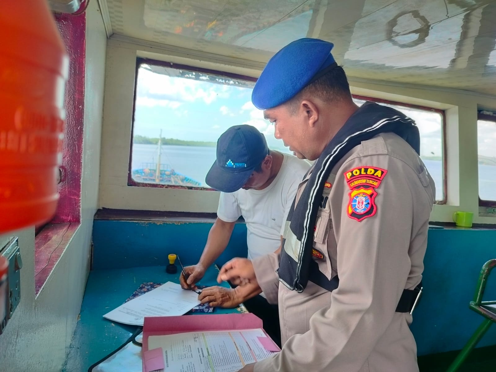 Ditpolairud Laksanakan Patroli Perairan Dan Sosialisasi Keselamatan Berlayar di Das Kumai