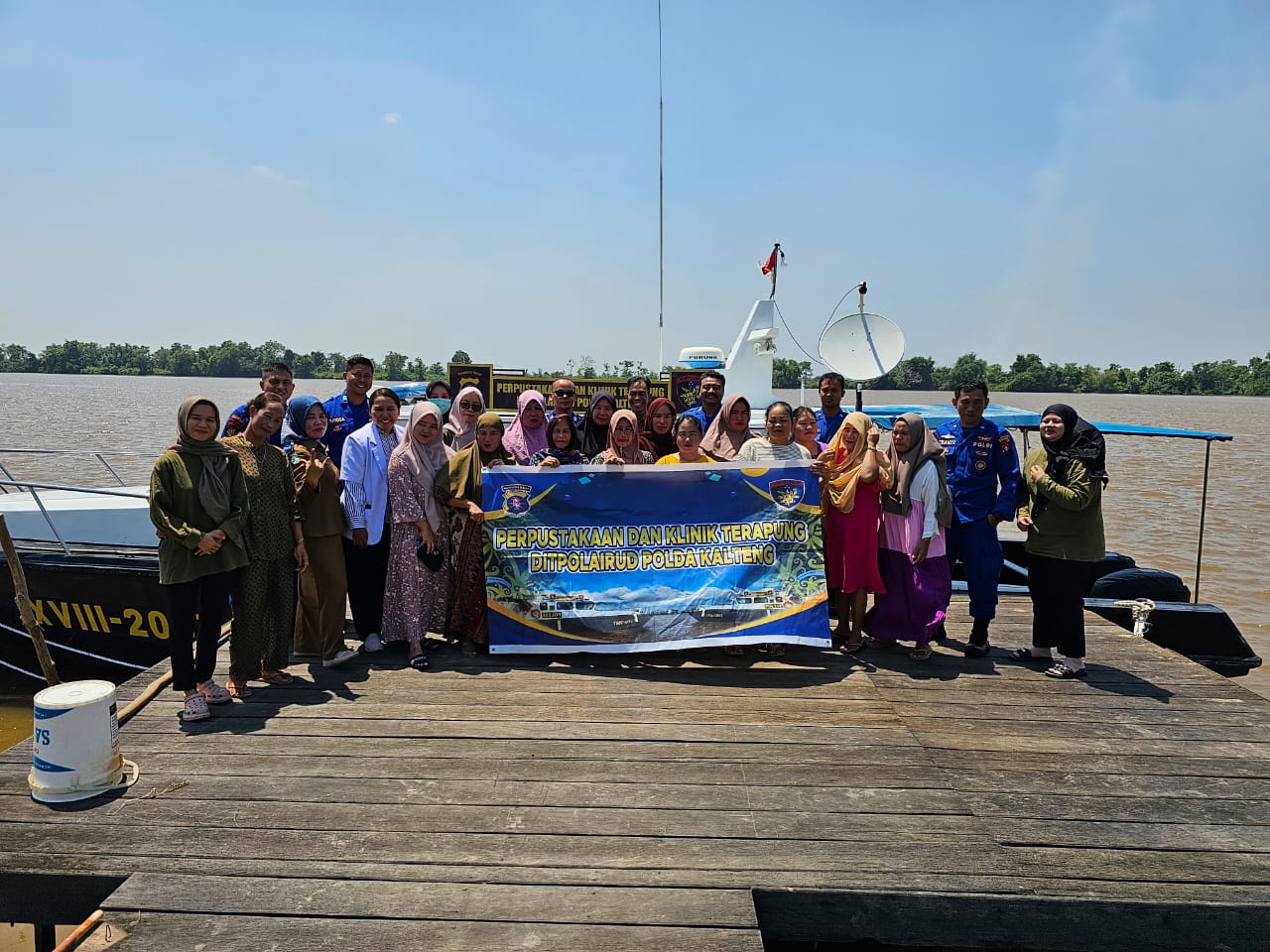 Klinik Terapung Kapal KP XVIII 2007 Ditpolairud Laksanakan Bakti Kesehatan di Desa Palangkau Lama