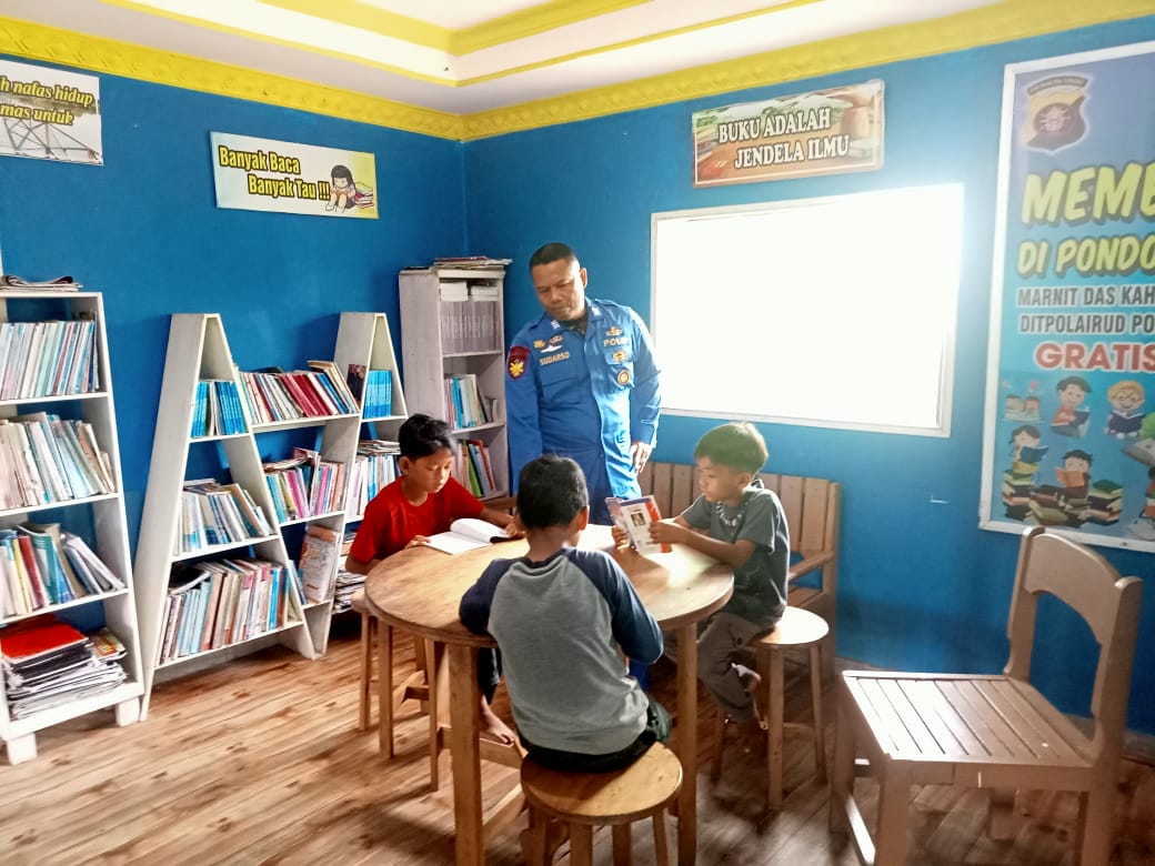 Antusias Anak - Anak SDN Tanjung Perawan Membaca Buku Di Mako Perwakilan Das Kahayan Bahaur