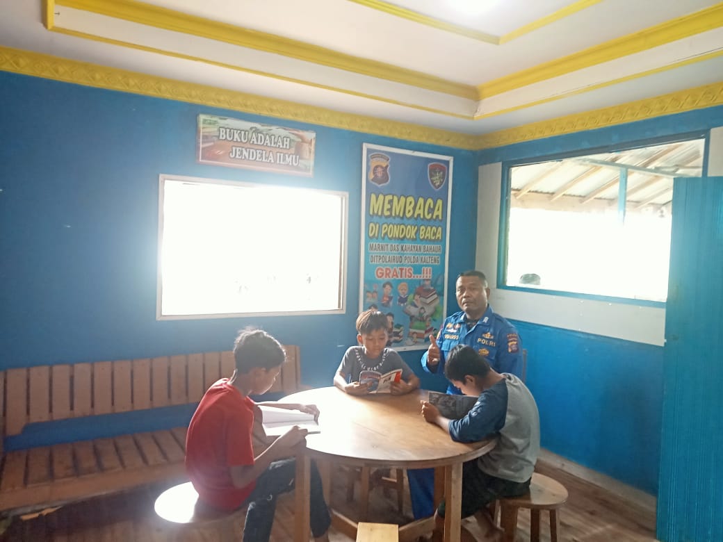 Antusias Anak - Anak SDN Tanjung Perawan Membaca Buku Di Mako Perwakilan Das Kahayan Bahaur