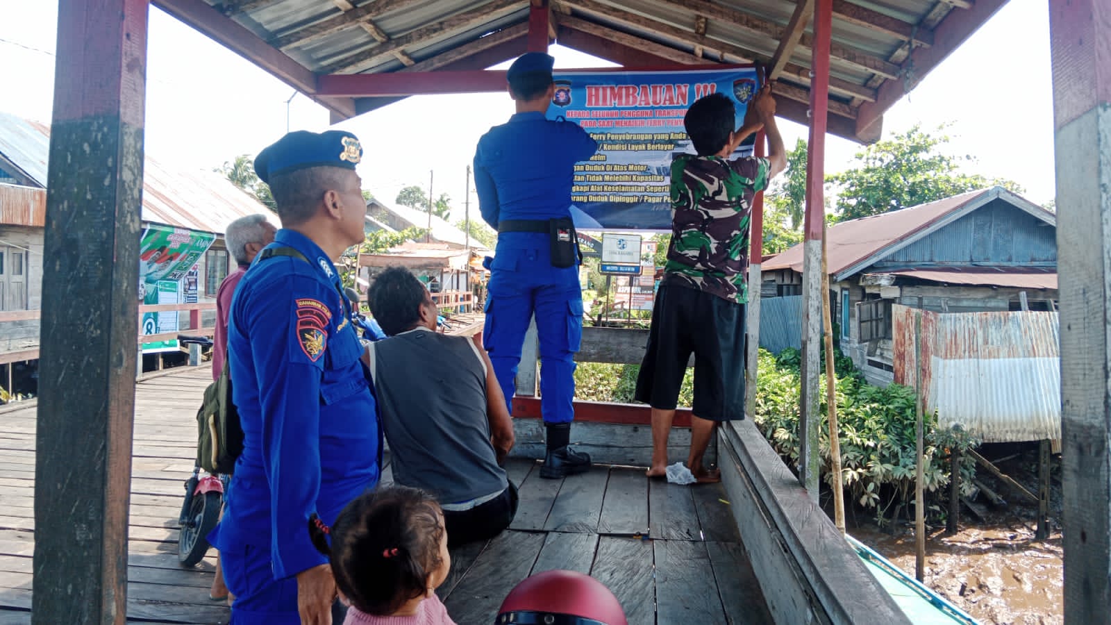 Pastikan Keamanan Dan Keselamatan Berlayar, KP 2005 Pasang Imbauan Di Dermaga Fery Penyeberangan