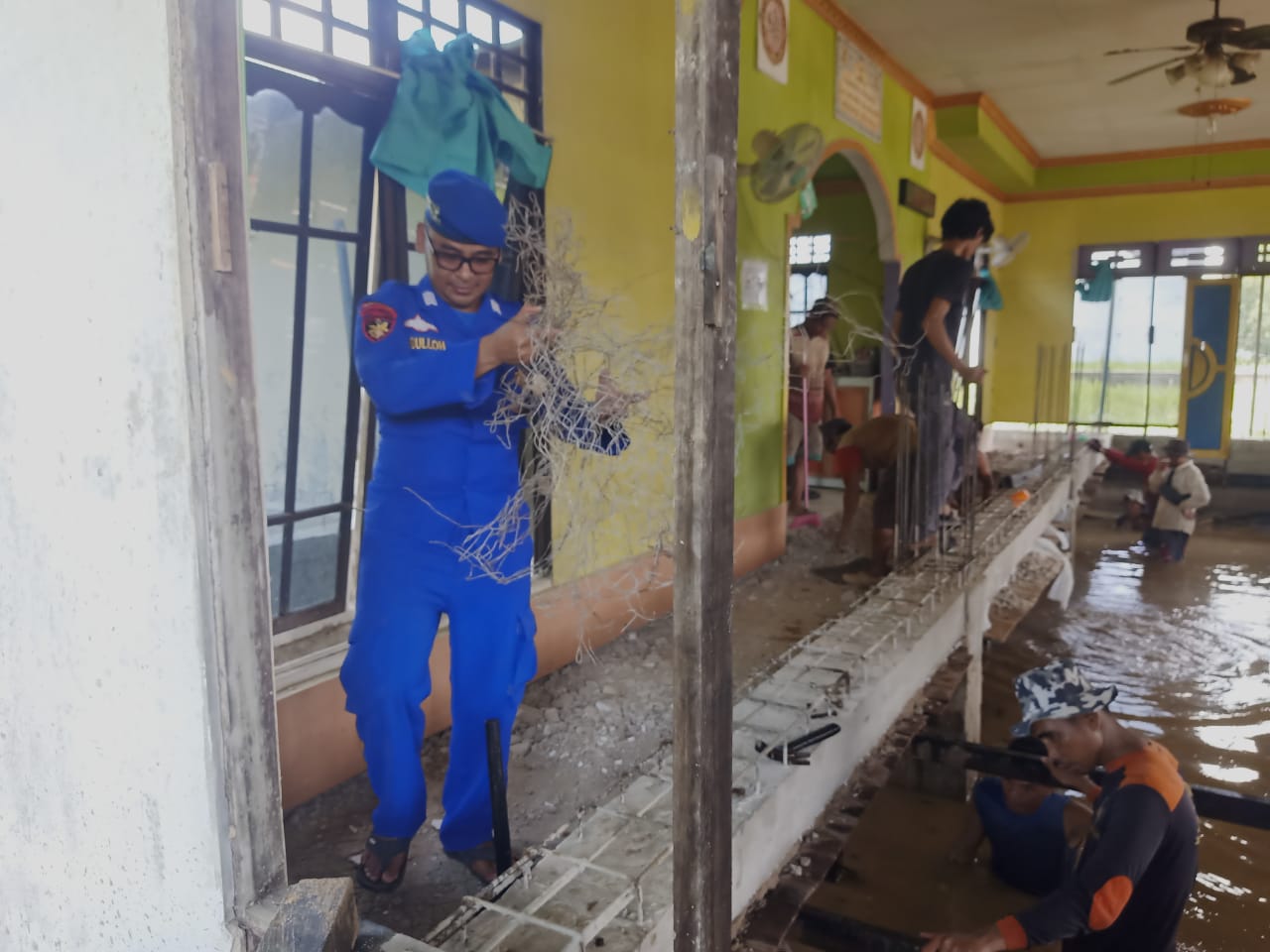 Jalin Silaturahmi Dengan Warga, Ditpolairud Sambangi Proses Rehap Masjid di Palangkau Lama
