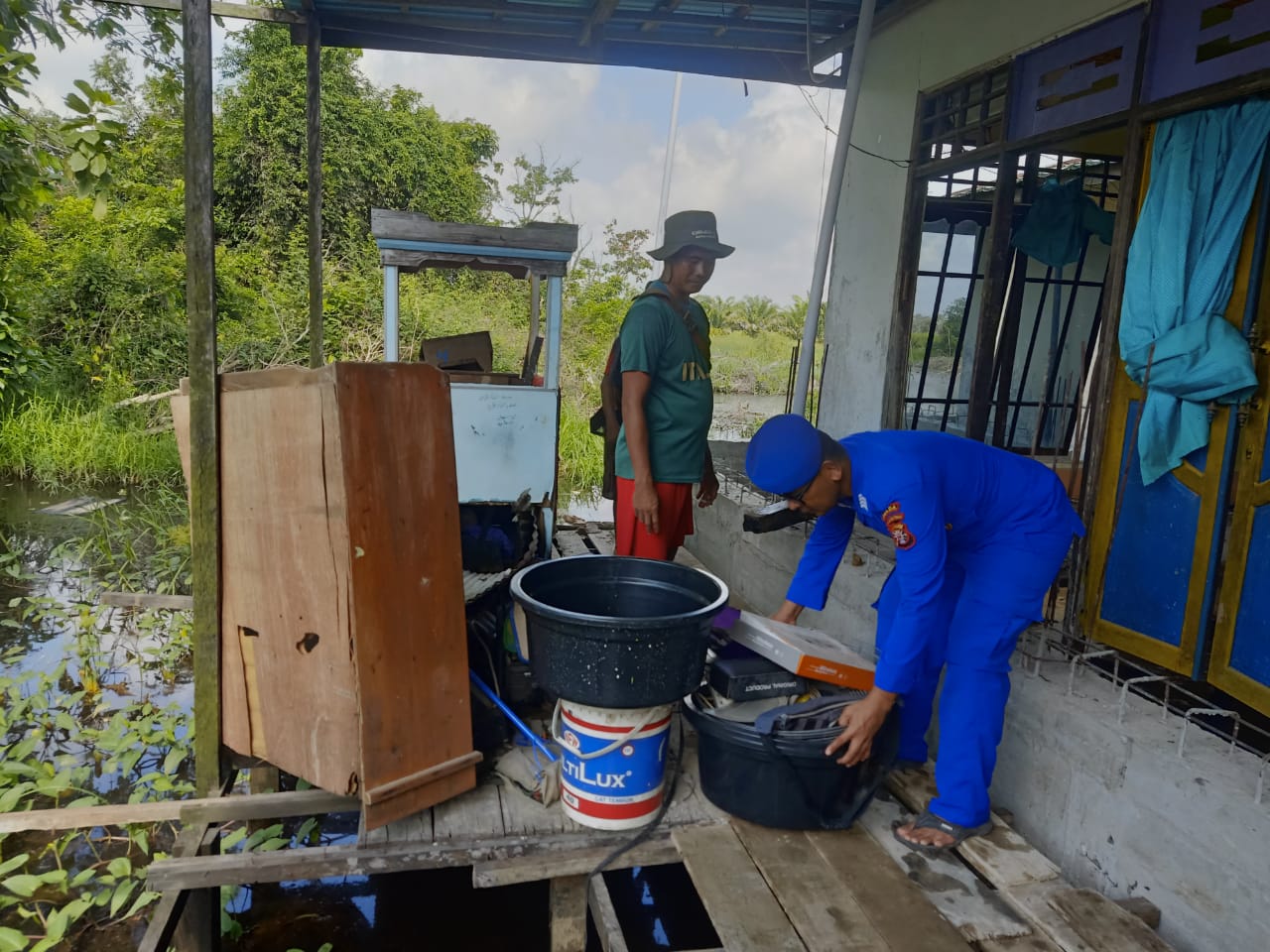 Jalin Silaturahmi Dengan Warga, Ditpolairud Sambangi Proses Rehap Masjid di Palangkau Lama