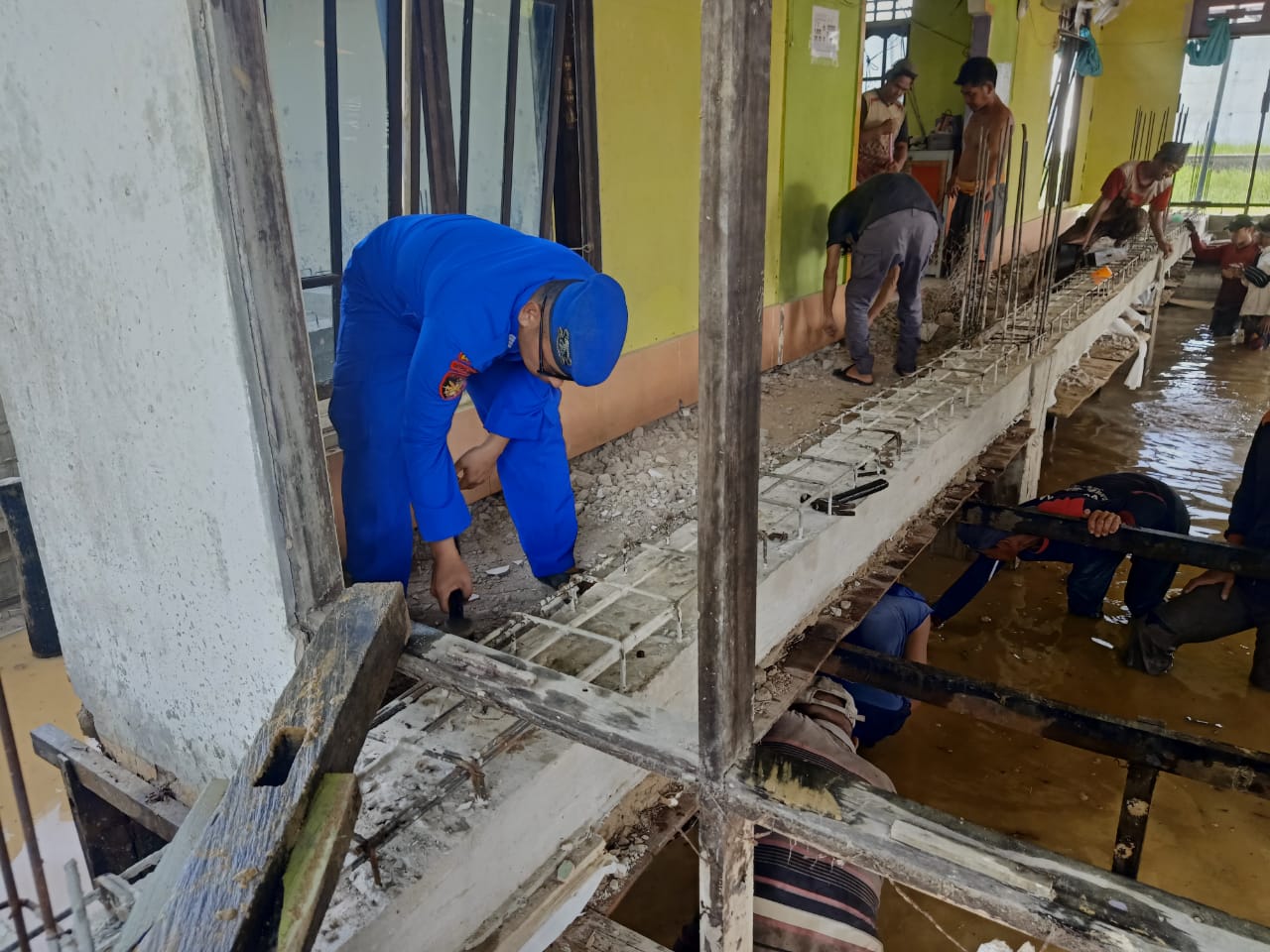 Jalin Silaturahmi Dengan Warga, Ditpolairud Sambangi Proses Rehap Masjid di Palangkau Lama