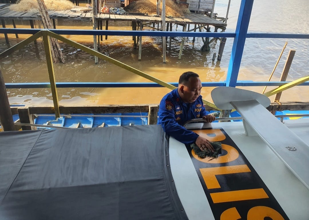 Pastikan Sarana Kapal Laik Layar Anggota Mako Perwakilan Pegatan Ditpolairud Rutin Menjaga Sarana Dinas