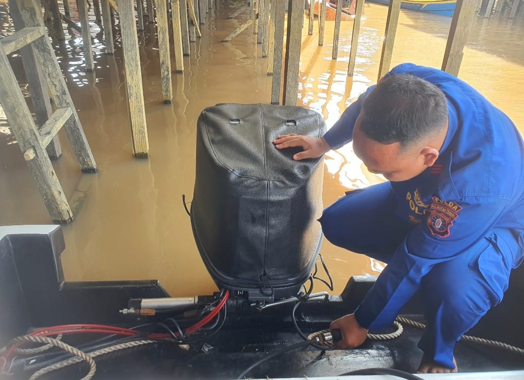 Pastikan Sarana Kapal Laik Layar Anggota Mako Perwakilan Pegatan Ditpolairud Rutin Menjaga Sarana Dinas