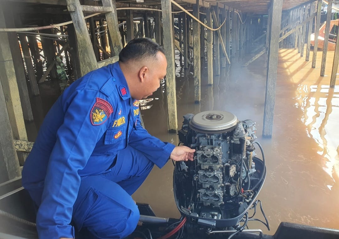 Pastikan Sarana Kapal Laik Layar Anggota Mako Perwakilan Pegatan Ditpolairud Rutin Menjaga Sarana Dinas