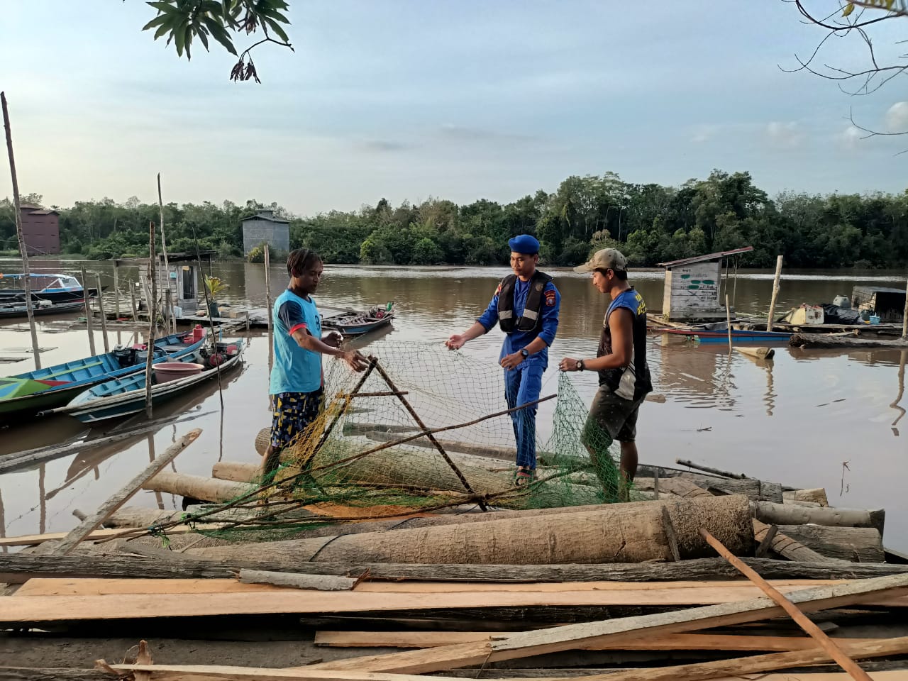 Sambangi Nelayan Di Desa Manyuluh, Personel Ditpolairud Sampaikan Hal Ini