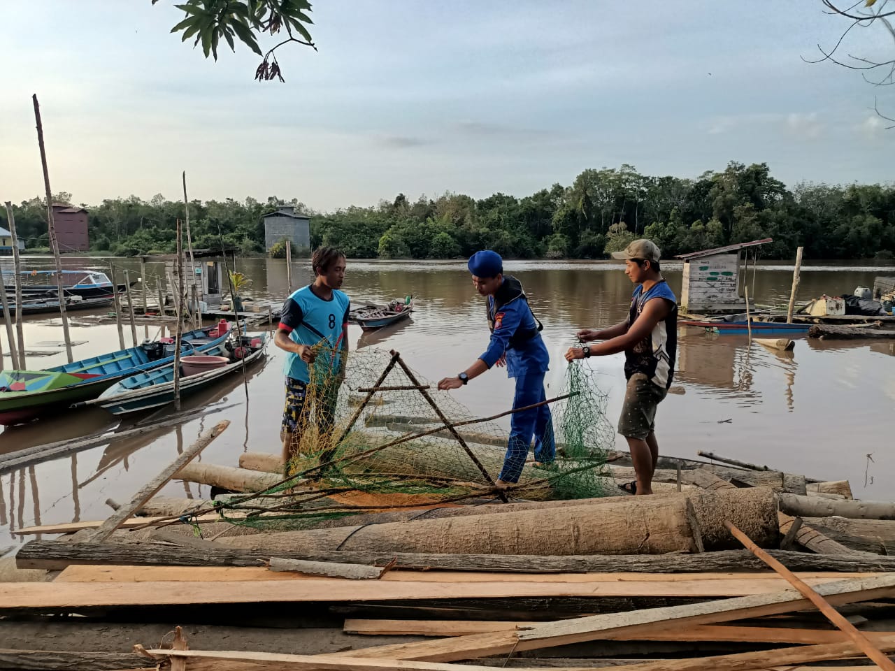 Sambangi Nelayan Di Desa Manyuluh, Personel Ditpolairud Sampaikan Hal Ini