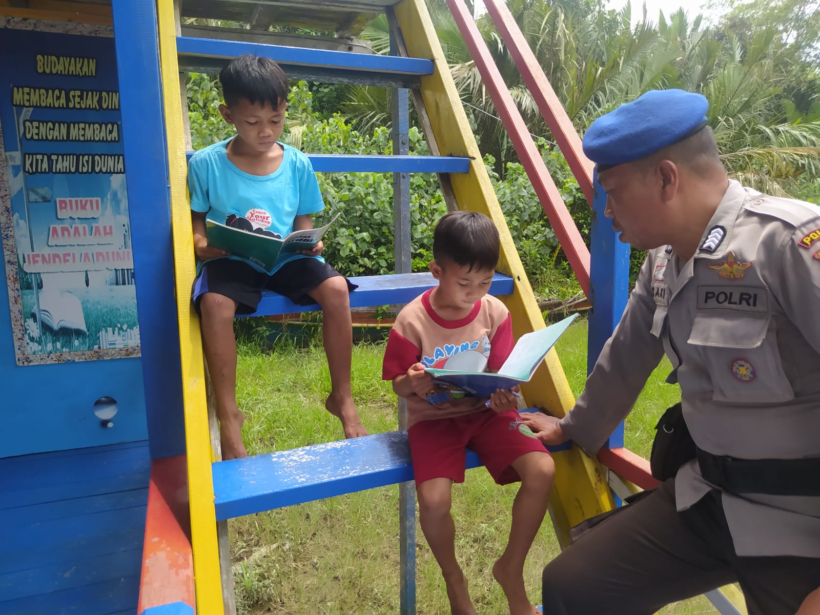 Dampingi Anak-Anak Membaca, Personel Ditpolairud Sisipkan Pendidikan Sosial