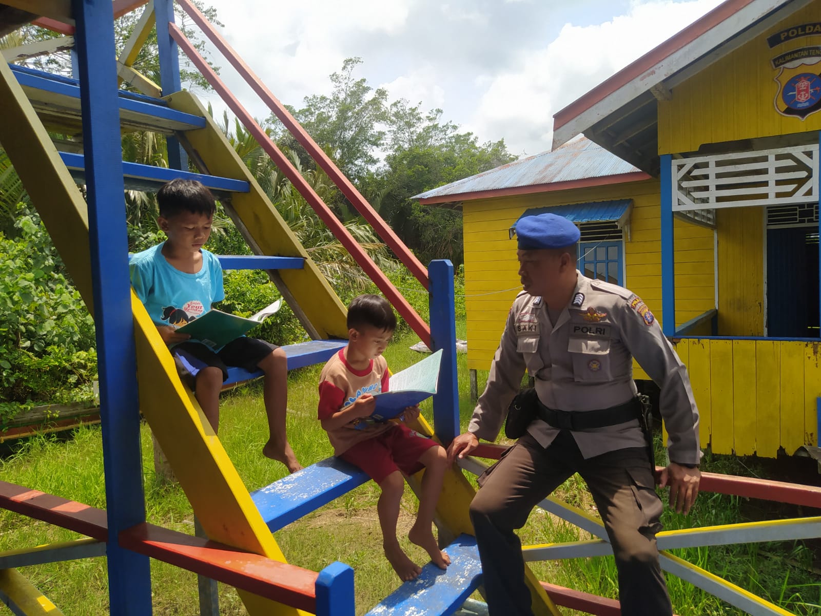 Dampingi Anak-Anak Membaca, Personel Ditpolairud Sisipkan Pendidikan Sosial