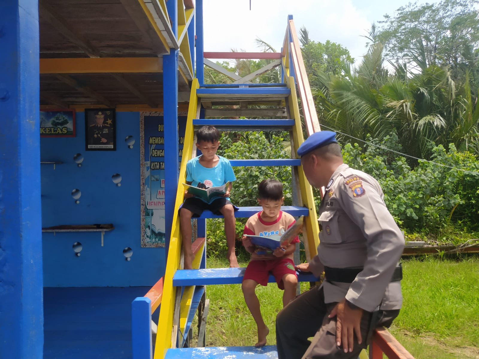 Dampingi Anak-Anak Membaca, Personel Ditpolairud Sisipkan Pendidikan Sosial