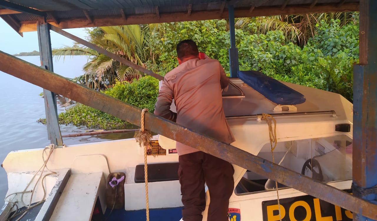 Optimalkan Fungsi Sarana Apung Dinas, ABK KP XVIII-1010 Bersihkan dan Cek Kondisi Kapal Secara Rutin.