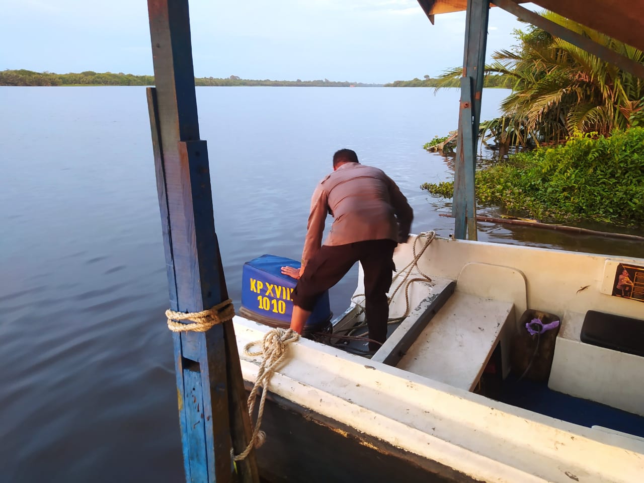 Optimalkan Fungsi Sarana Apung Dinas, ABK KP XVIII-1010 Bersihkan dan Cek Kondisi Kapal Secara Rutin.