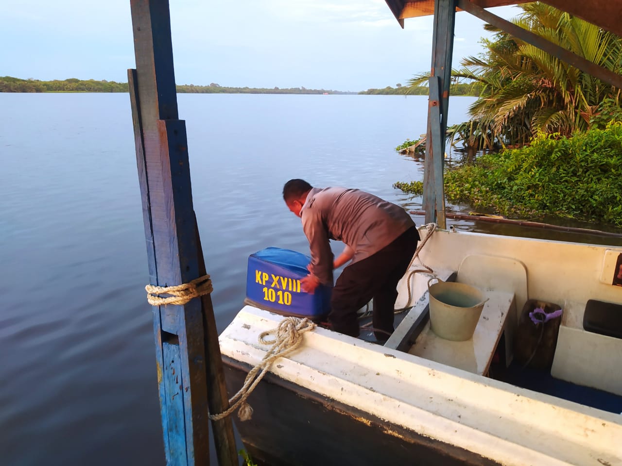Optimalkan Fungsi Sarana Apung Dinas, ABK KP XVIII-1010 Bersihkan dan Cek Kondisi Kapal Secara Rutin.
