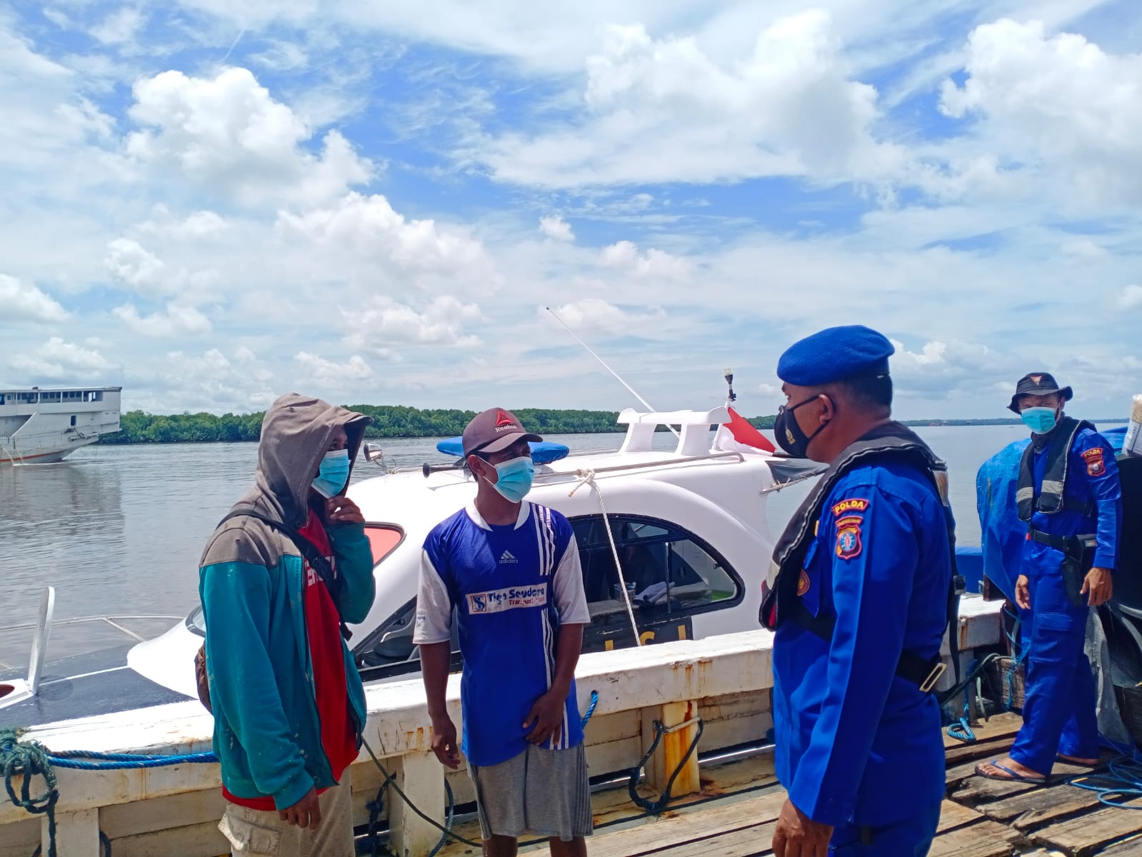 Personel Kapal Polisi XVIII-1005 Ditpolairud Imbau Para ABK Di Pelabuhan Jaga Kamtibmas Tetap Kondusif
