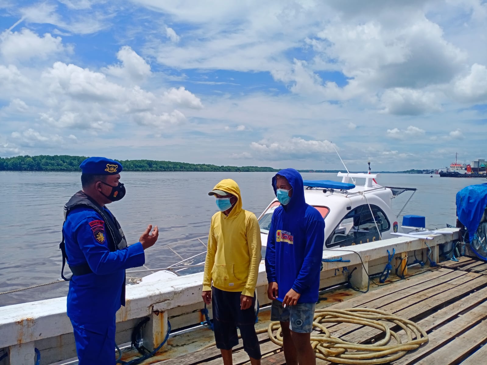 Personel Kapal Polisi XVIII-1005 Ditpolairud Imbau Para ABK Di Pelabuhan Jaga Kamtibmas Tetap Kondusif
