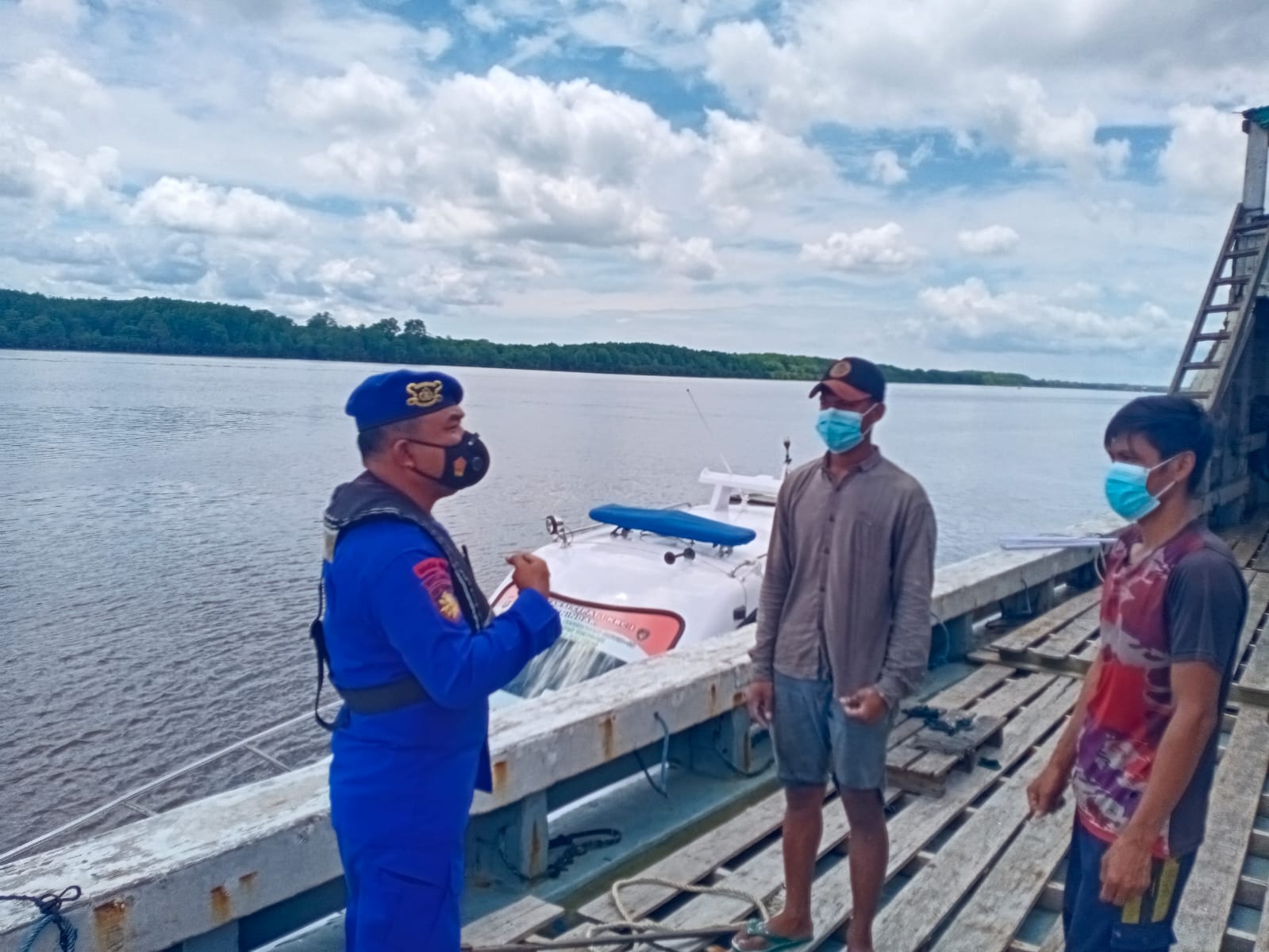 Personel Kapal Polisi XVIII-1005 Ditpolairud Imbau Para ABK Di Pelabuhan Jaga Kamtibmas Tetap Kondusif