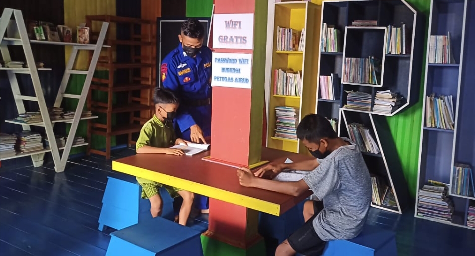 Begini Asiknya Bapak Polisi Dampingi Anak-Anak Membaca Buku Di Pondok Baca Ditpolairud Polda Kalteng
