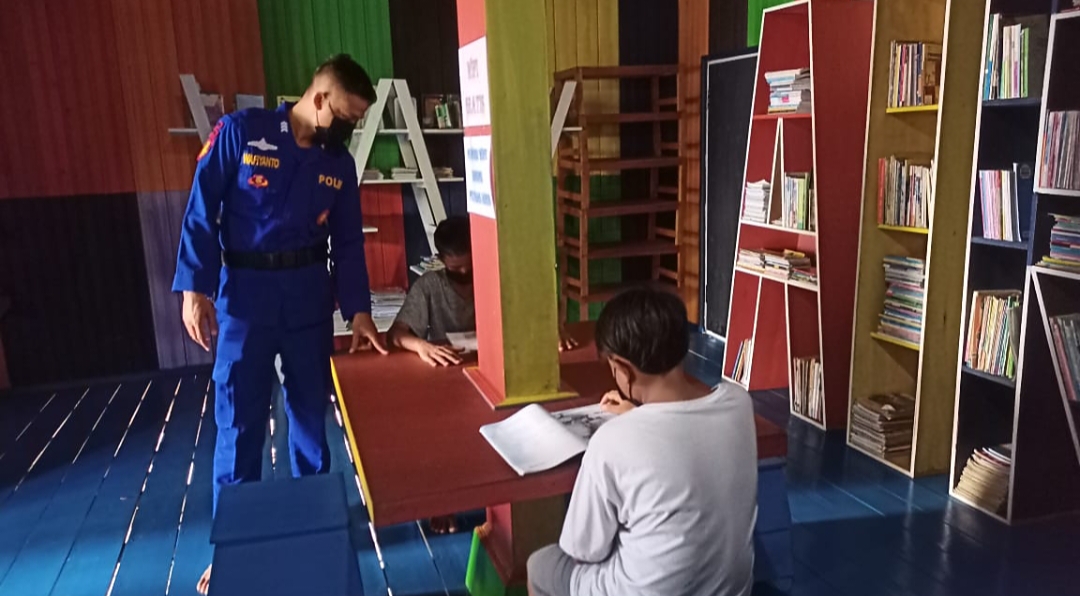 Begini Asiknya Bapak Polisi Dampingi Anak-Anak Membaca Buku Di Pondok Baca Ditpolairud Polda Kalteng