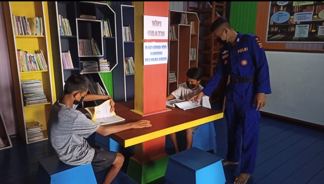 Begini Asiknya Bapak Polisi Dampingi Anak-Anak Membaca Buku Di Pondok Baca Ditpolairud Polda Kalteng