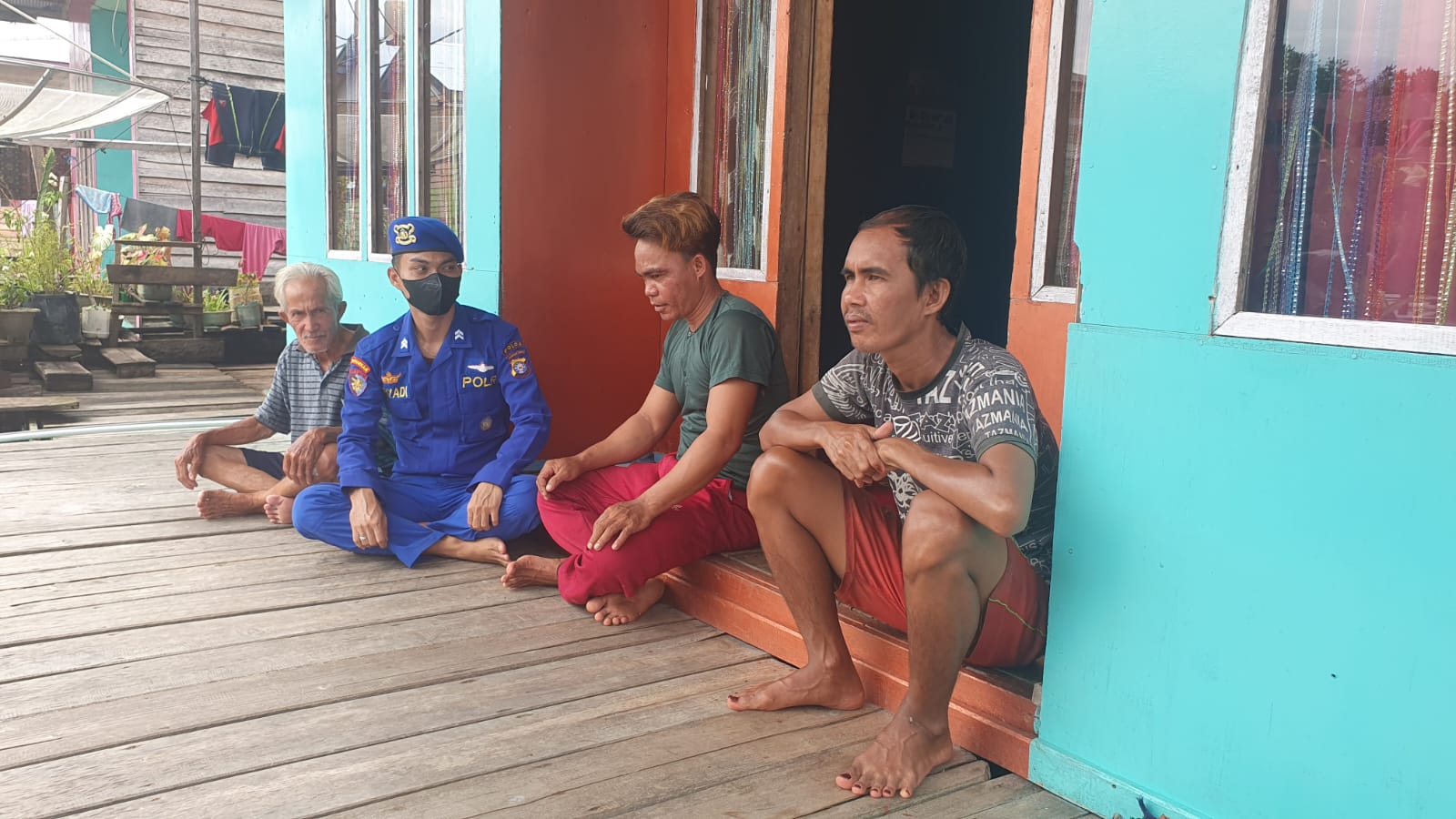 Personel KP XVIII-1013 Sosialisasikan Warga Sei Hambawang Tentang Paham Radikalisme Dan Anti Pancasila