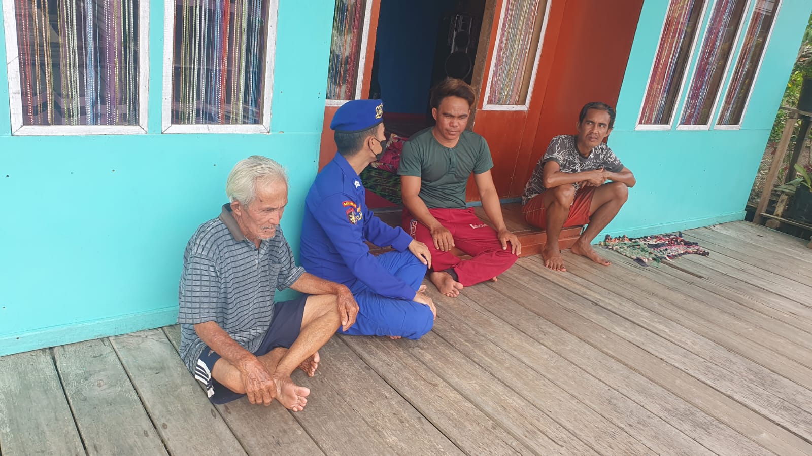 Personel KP XVIII-1013 Sosialisasikan Warga Sei Hambawang Tentang Paham Radikalisme Dan Anti Pancasila