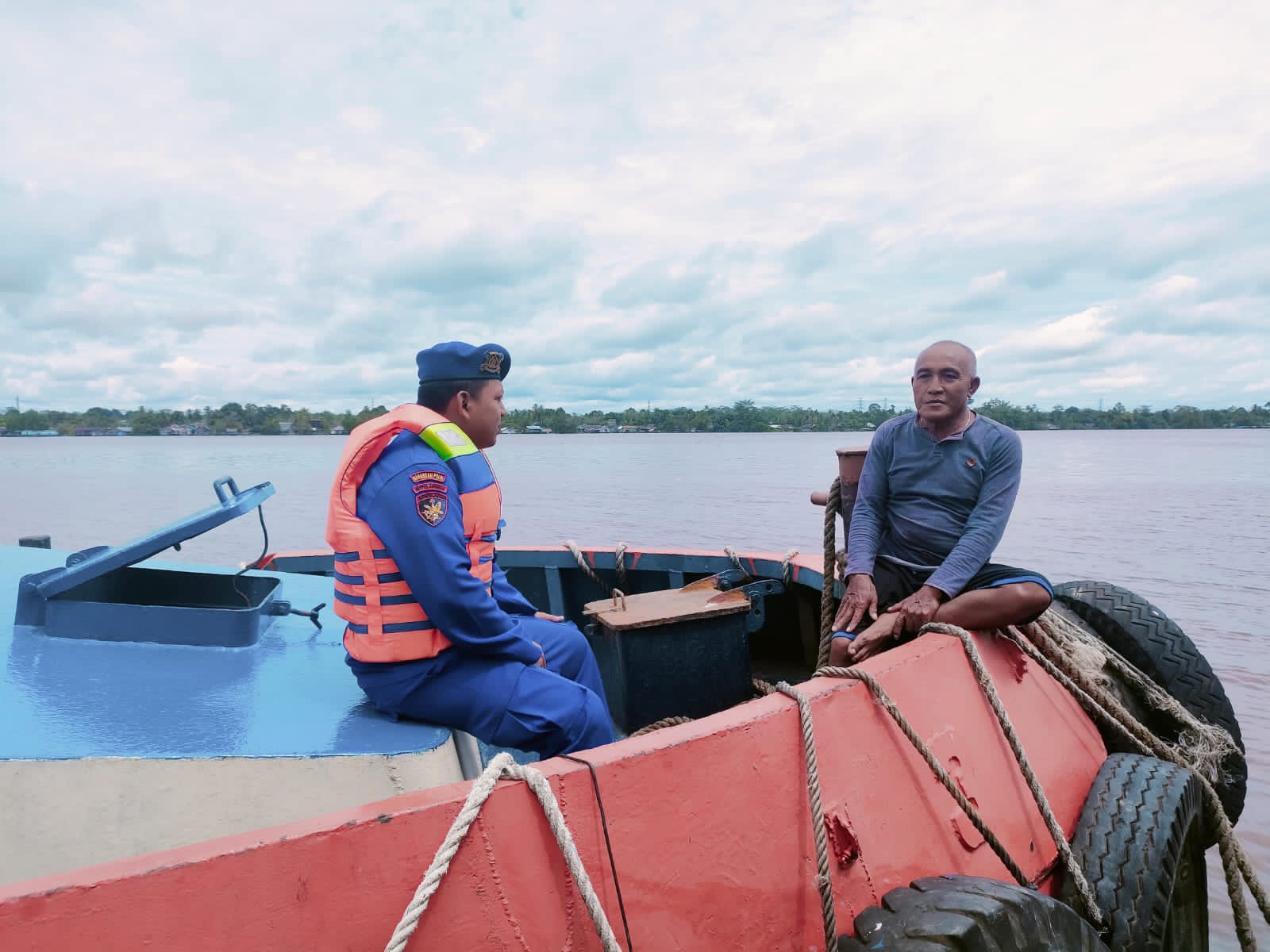 Personel KP XVII-2002 Ditpolairud Ajak Masyarakat Das Kahayan Turut Berperan Aktif Jaga Kamtibmas