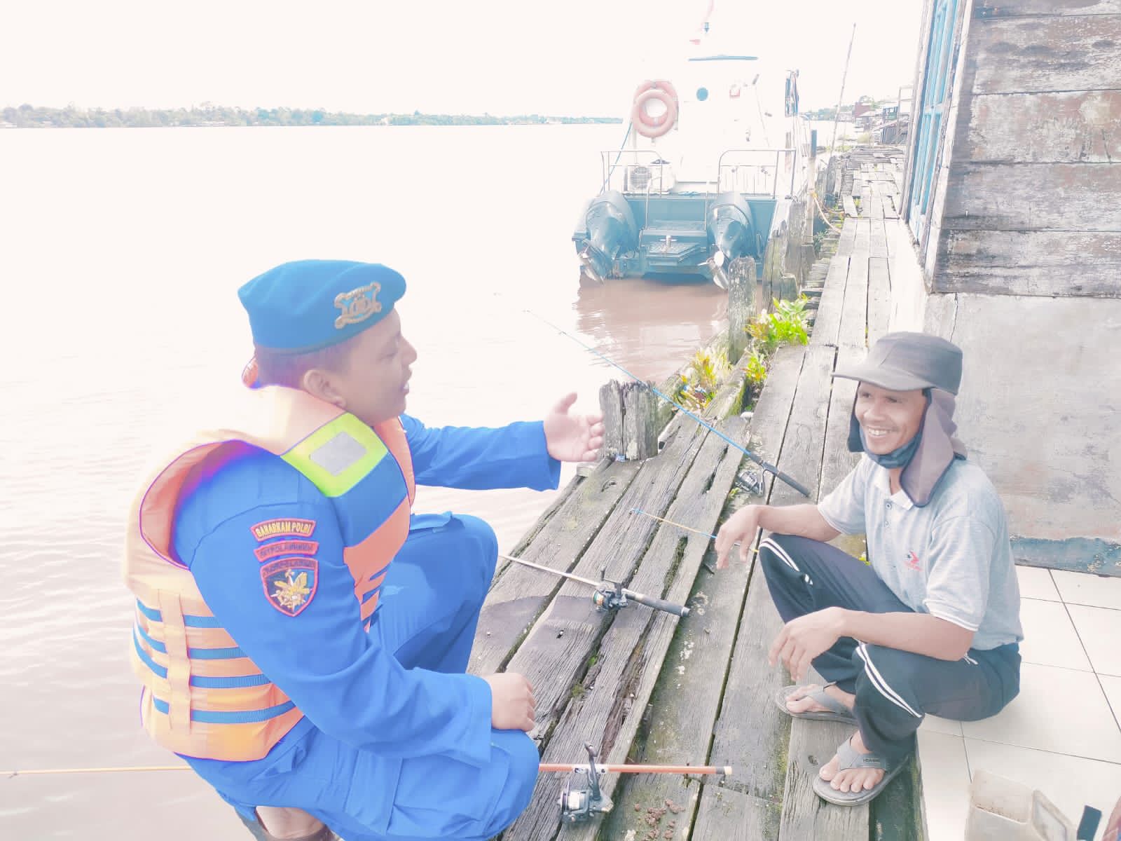 Personel KP XVII-2002 Ditpolairud Ajak Masyarakat Das Kahayan Turut Berperan Aktif Jaga Kamtibmas