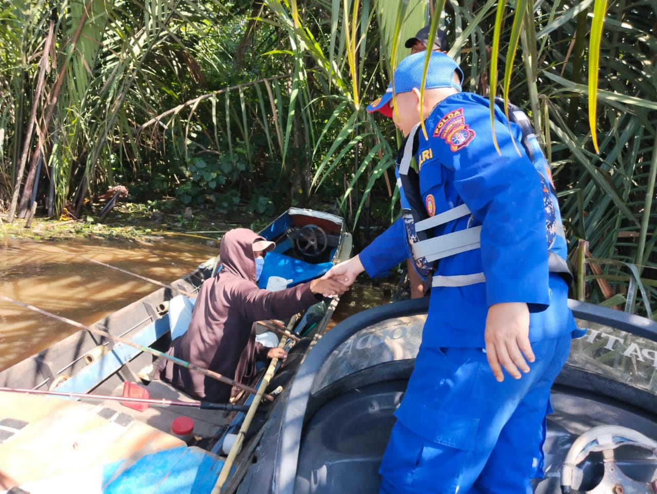 Personel Ditpolairud Sampaikan Imbauan Keselamatan Kepada Nelayan Batanjung