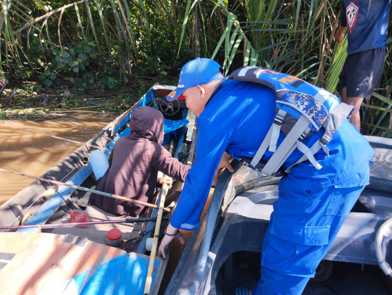 Personel Ditpolairud Sampaikan Imbauan Keselamatan Kepada Nelayan Batanjung