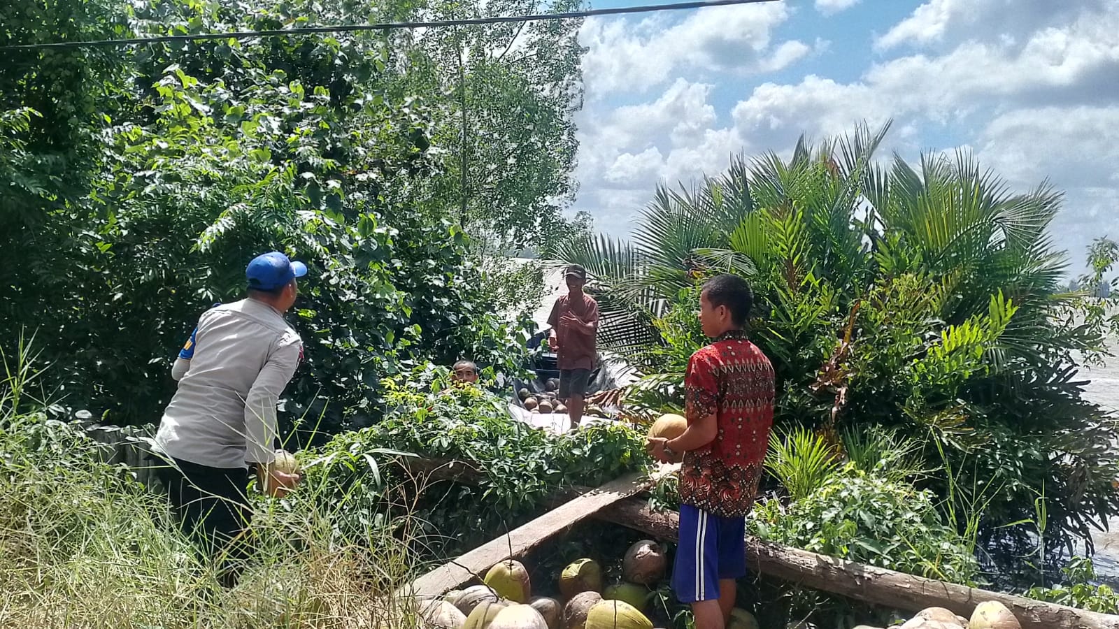 Jalin Komunikasi Masyarakat Pesisir, Polisi RW Ditpolairud Sambangi Warga Desa Tanjung Perawan 
