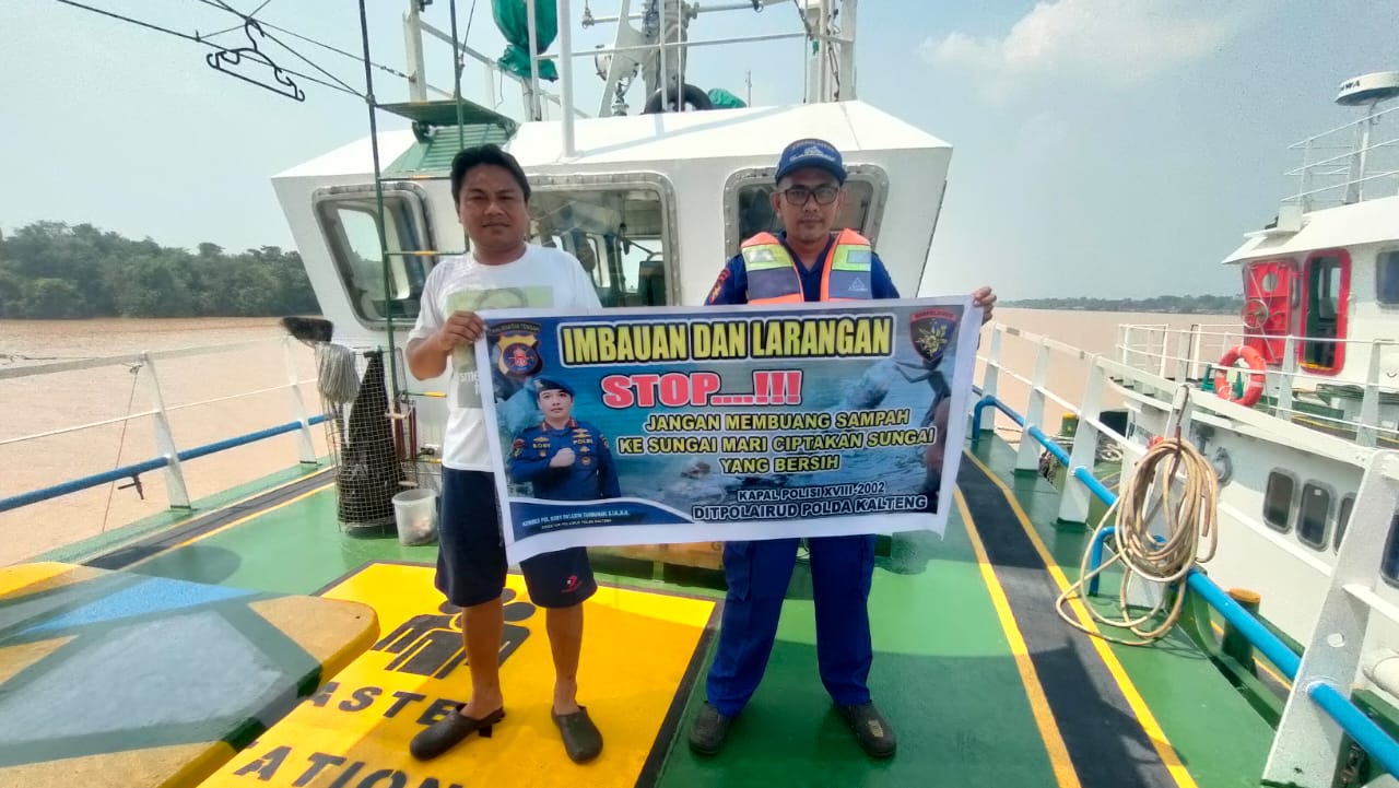 Personel Ditpolairud Imbau Masyarakat Untuk Tidak Buang Sampah Di Sungai