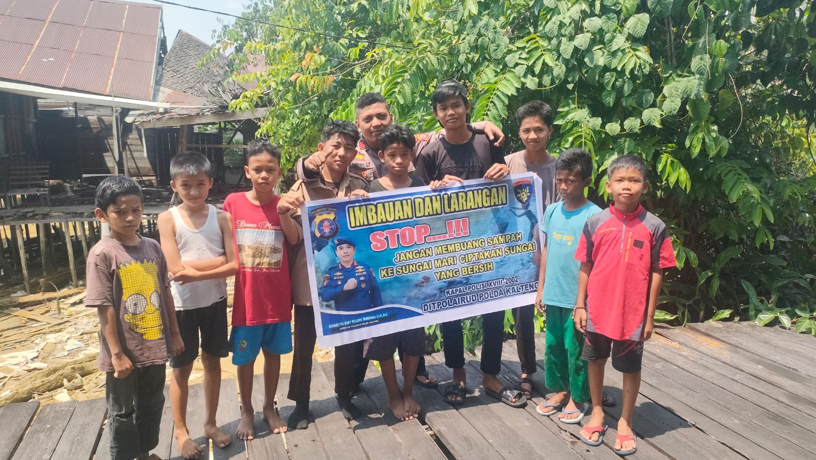 Personel Ditpolairud Imbau Masyarakat Untuk Tidak Buang Sampah Di Sungai