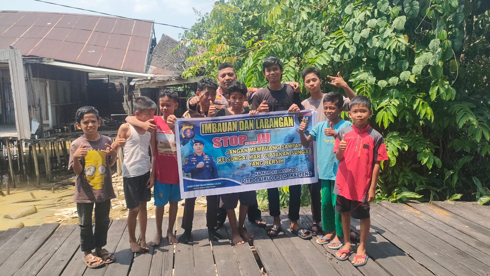 Personel Ditpolairud Imbau Masyarakat Untuk Tidak Buang Sampah Di Sungai