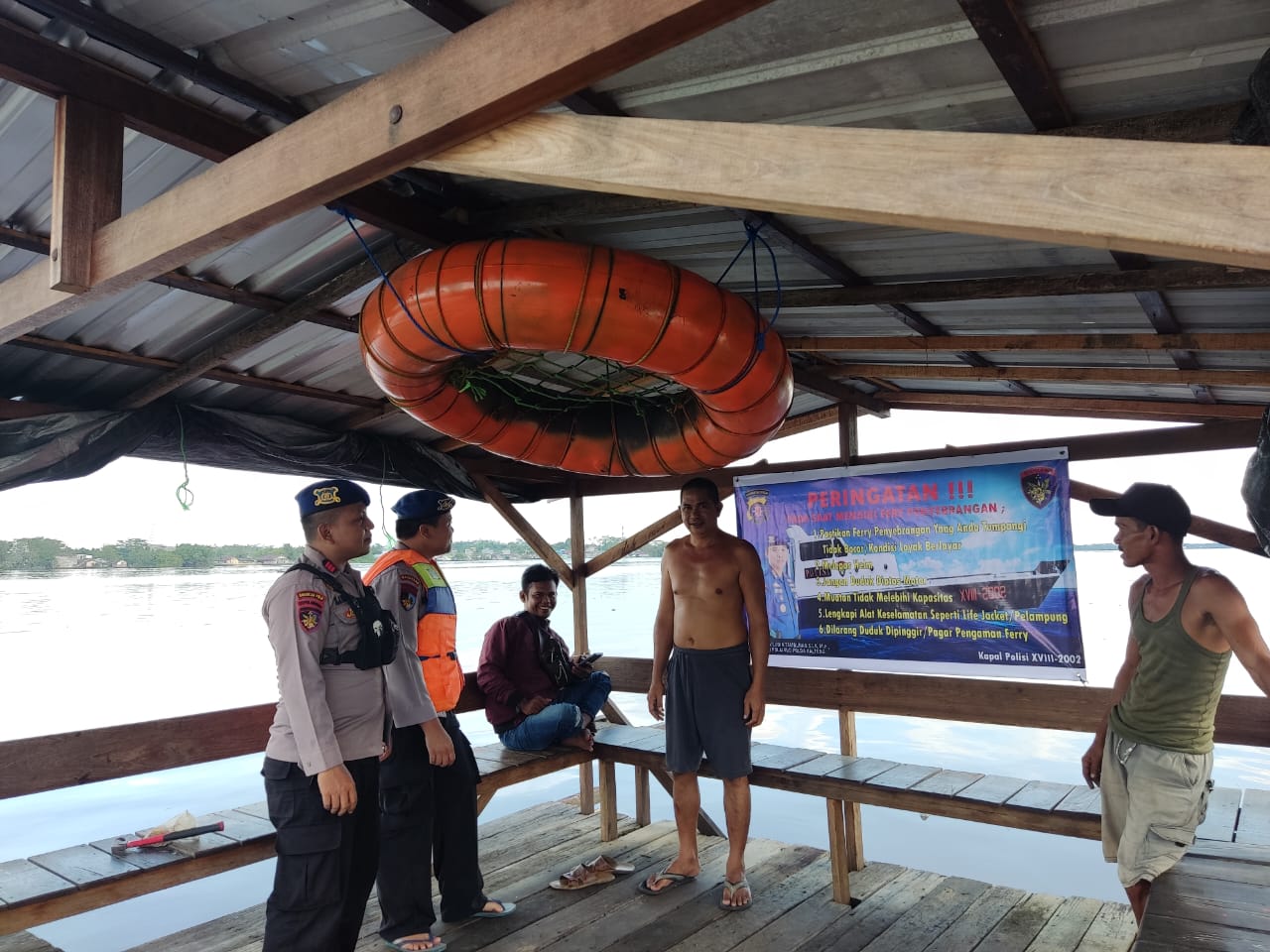 Personel Ditpolairud Sosialisasikan Keselamatan Pengguna Angkutan Tradisional Fery penyeberangan Di Pulpis