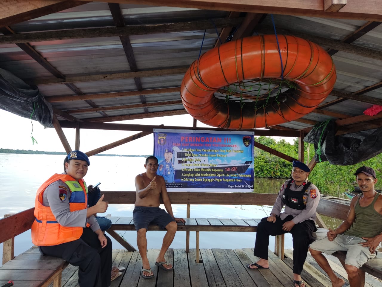 Personel Ditpolairud Sosialisasikan Keselamatan Pengguna Angkutan Tradisional Fery penyeberangan Di Pulpis