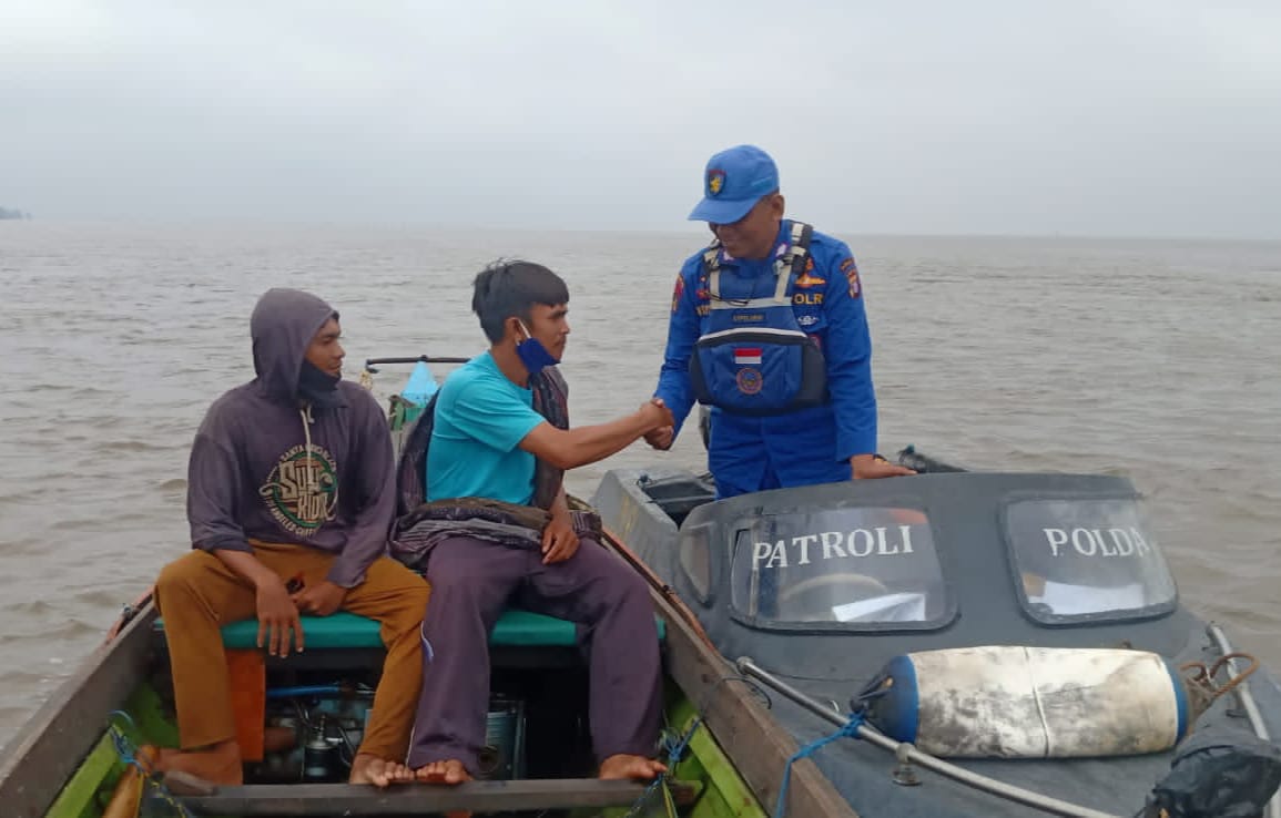 Patroli Di Muara Das Kapuas, Ditpolairud Dapati Nelayan Tanpa Alat Keselamatan