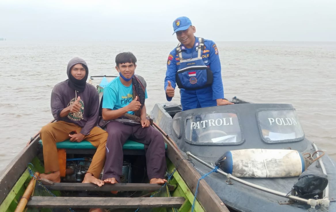 Patroli Di Muara Das Kapuas, Ditpolairud Dapati Nelayan Tanpa Alat Keselamatan