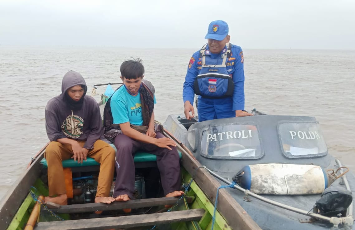 Patroli Di Muara Das Kapuas, Ditpolairud Dapati Nelayan Tanpa Alat Keselamatan