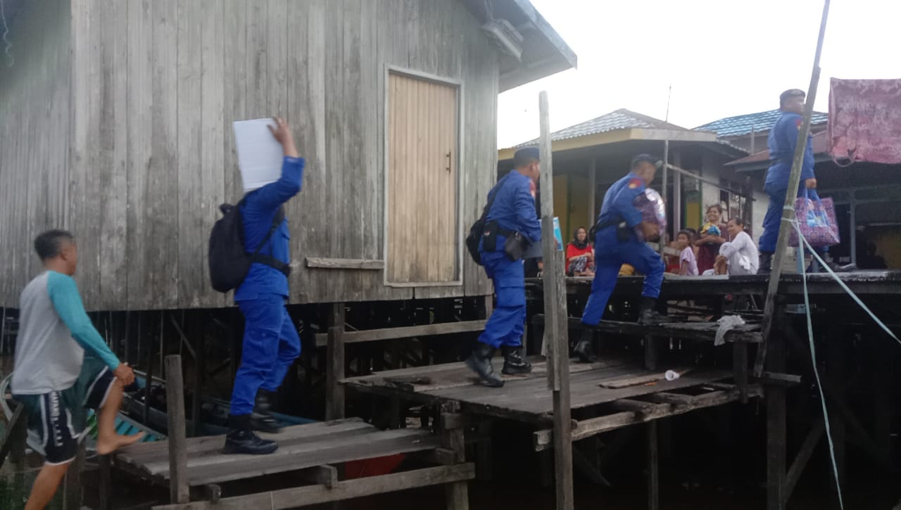 Peduli Sesama, Ditpolairud Polda Kalteng Berikan Bansos Pada Keluarga Korban Yang Di Mangsa Buaya