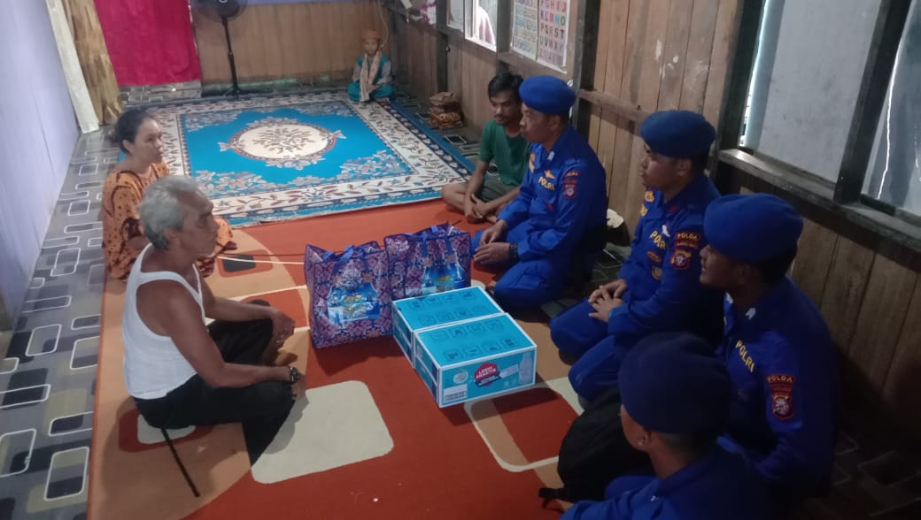 Peduli Sesama, Ditpolairud Polda Kalteng Berikan Bansos Pada Keluarga Korban Yang Di Mangsa Buaya